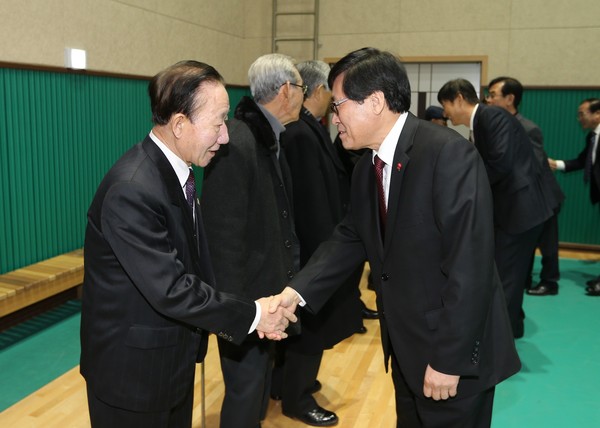 ▲ 김창현 괴산군수 권한대행이 김환묵 전 괴산군수와 악수를 하고 있다.ⓒ괴산군