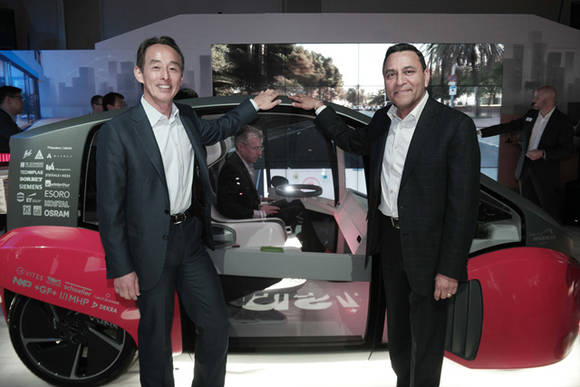 손영권 삼성전자 전략혁신센터 사장(왼쪽)과 디네쉬 팔리윌 하만 CEO(오른쪽) 모습. ⓒ삼성전자