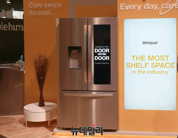 삼성전자 패밀리허브 냉장고를 연상시키는 월풀의 냉장고. ⓒ뉴데일리 윤진우 기자