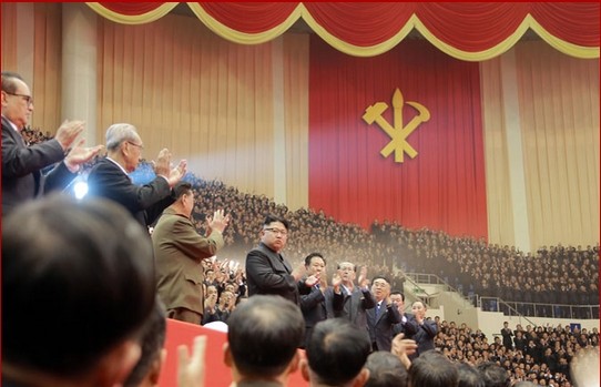 ▲ 북한 청년들이 김정은을 근접거리에서 호위하는 '친위대'에 차출되는 것을 꺼려하고 있어 북측 당국이 애를 먹고 있는 것으로 알려졌다. 사진은 제４차 수산부문열성자회의에 참석한 김정은.ⓒ北선전매체 홈페이지 캡쳐