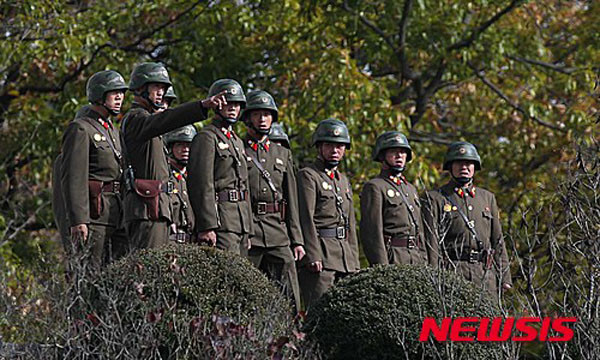 최근 북한이 중국에 군 소속 무역주재원을 민간인으로 위장시켜 보내 활동 중이라고 美'자유아시아방송'이 소식통들을 인용해 보도했다. 사진은 전방에서 포착된 북한군 모습. ⓒ뉴시스. 무단전재 및 재배포 금지.