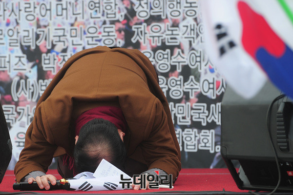 ▲ 집회 참가자들에게 새해 인사하는 이우현 의원 ⓒ 뉴데일리 공준표