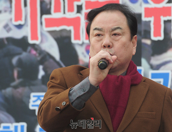 ▲ 집회 참가자들에게 새해 인사하는 이우현 의원 ⓒ 뉴데일리 공준표