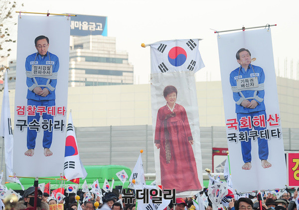 ▲ 집회 참가자들에게 새해 인사하는 이우현 의원 ⓒ 뉴데일리 공준표