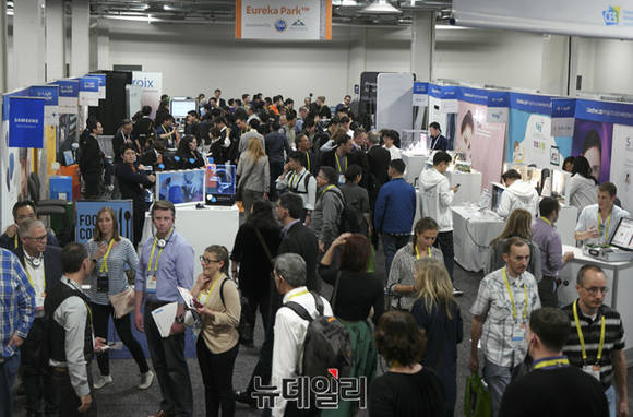 ▲ CES 2017 개막 첫날, 삼성 C랩이 모여있는 유레카파크는 발 디딜틈 없는 인파로 붐볐다. ⓒ뉴데일리 윤진우 기자