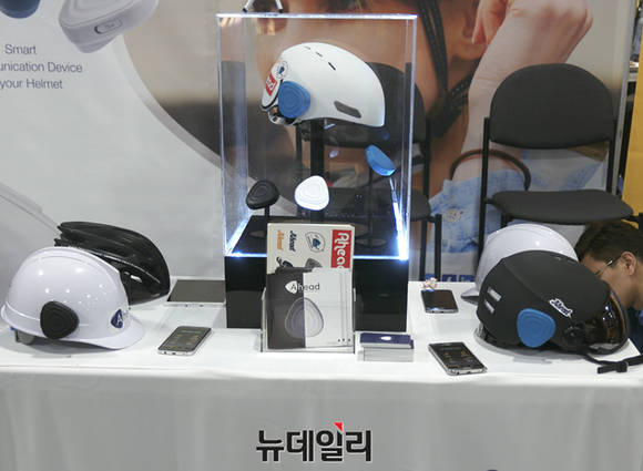 ▲ 헬멧 사용자를 위한 핸즈프리 기기 '아날로그플러스' ⓒ뉴데일리 윤진우 기자