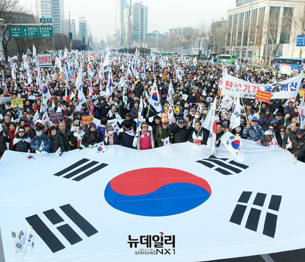 ▲ '대통령 탄핵 기각을 위한 국민총궐기 운동본부'가 7일 강남 일대에서 태극기 집회를 열었다. ⓒ뉴데일리 이기륭 기자