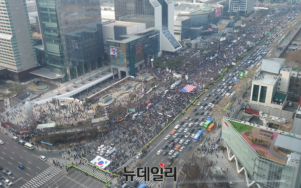 태극기집회 참가자들이 삼성동 코엑스에서 시작해 특검사무소 앞을 지나 강남역까지 행진을 벌이고 있다. ⓒ뉴데일리 공준표 기자
