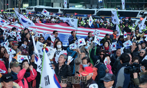 ▲ 7일 태극기 집회에는 '한미 동맹'을 강조하는 다양한 크기의 성조기가 등장했다. ⓒ뉴데일리 정상윤 기자