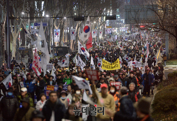 ▲ 행진에 나선 태극기 집회 참가자들이 "탄핵 반대, 탄핵 무효" 구호를 외치고 있다. ⓒ뉴데일리 정상윤 기자