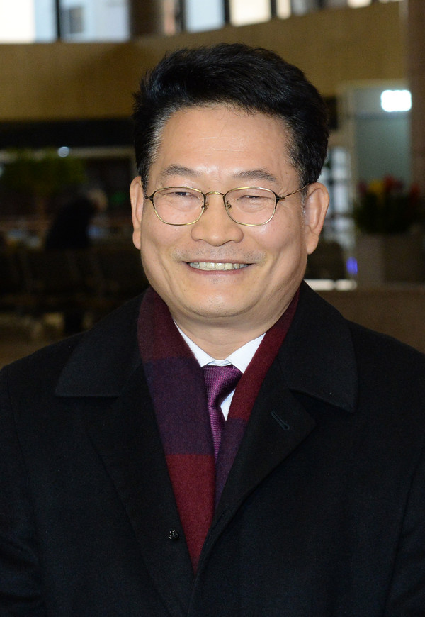 ▲ 송영길 더불어민주당 의원이 중국 공산당 고위 관계자들을 만나 사드(고고도미사일방어체계·THAAD) 배치 결정에 따른 한한령(限韓令·한류 금지령) 문제를 논의하기 위해 4일 오전 서울 강서구 김포국제공항을 통해 출국에 앞서 취재진 질문에 답변하고 있다.ⓒ뉴시스