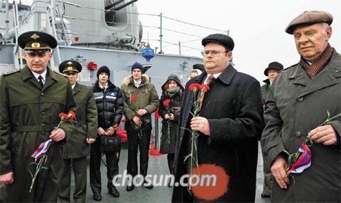 ▲ 지난 2010년 2월 9일 인천 앞다다의 해군 초계함 '부천함' 함상에서 열린 추모식에서 콘스탄틴 부누코프 주한 러시아 참석자들이 러일전쟁 당시 자폭했던 러시아 전함에 탑승했던 해군 장병들의 넋을 기리고 있다.ⓒ조선일보