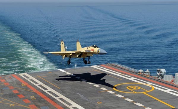 ▲ 中공산당이 2012년 11월 공개한 '라오닝'호에서의 Su-33 전폭기 이착륙 장면. 제대로 도색도 안 한 상태다. ⓒ유튜브 관련 영상 캡쳐