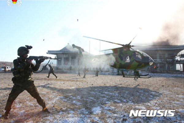 ▲ 2016년 12월 북한이 선전매체에 공개한, 북한군 특수부대의 청와대 기습훈련 장면. 최근 북한은 군복무 기간을 단축한다는 명령을 내렸다고 한다. ⓒ뉴시스. 무단전재 및 재배포 금지.