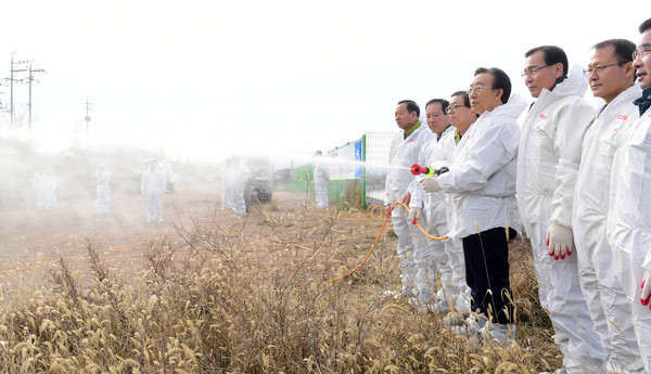 ▲ ⓒ김관용 경북도지사가 8일 구미 해평 방역현장을 찾아 직접 방역을 해보고 있다.경북도 제공