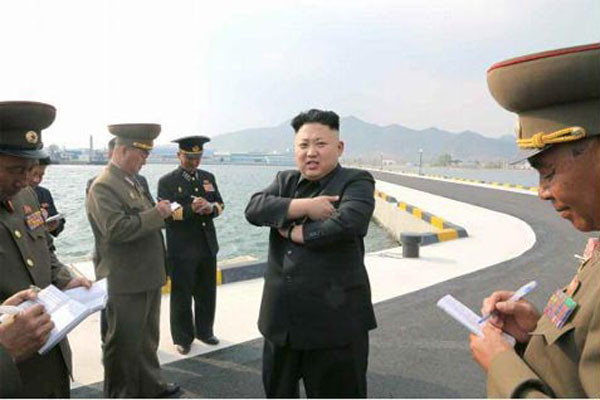 ▲ 김정은의 현지지도를 수행하며 뭔가를 열심히 받아적는 北고위간부들. 이것도 살기 위해서라고 한다. ⓒ北선전매체 화면캡쳐