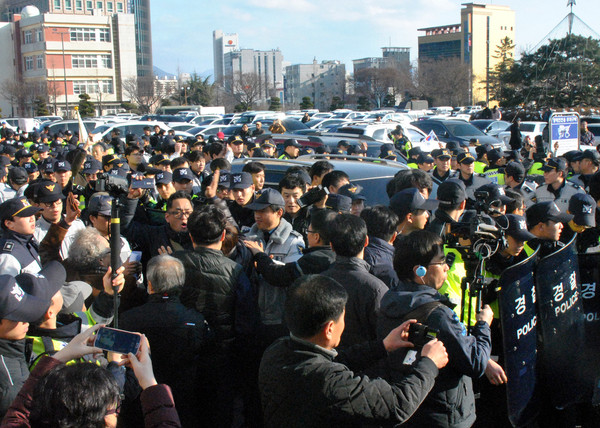 ▲ 오후 경북 구미시청 열린나래 북카페에서 열린 기자간담회를 마치고 시청을 빠져나가려 하자 박사모 회원들이 이를 가로막고 있다.ⓒ뉴시스