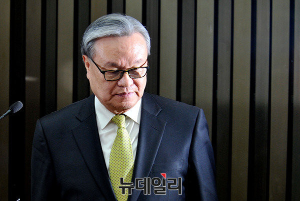 ▲ 새누리당 인명진 비상대책위원장이 8일 기자회견을 통해 상임전국위원회를 재소집하겠다고 밝혔다. 이는 인명진 위원장과 각을 세우고 있는 서청원 의원을 압박하기 위한 것으로 해석된다. ⓒ뉴데일리 이종현 기자