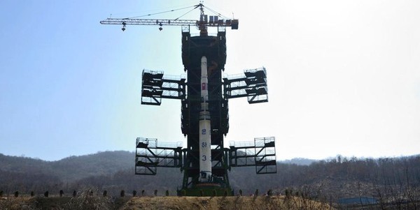 ▲ 2012년 12월 북한이 지구궤도위성을 발사하기 위한 로켓이라고 주장한 '은하 3호'. 나중에는 이것이 대륙간 탄도미사일(ICBM)이라는 사실을 은연중에 인정했다. ⓒ北선전매체 관련영상 캡쳐