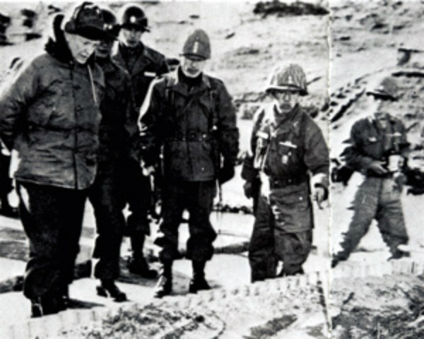 ▲ 드와이트 D 아이젠하워 미국 대통령 당선인(당시)이 1952년 12월 2일, 국군의 정일권·백선엽 장군과 함께 전선을 시찰하고 있다. ⓒ위키피디아 공용DB
