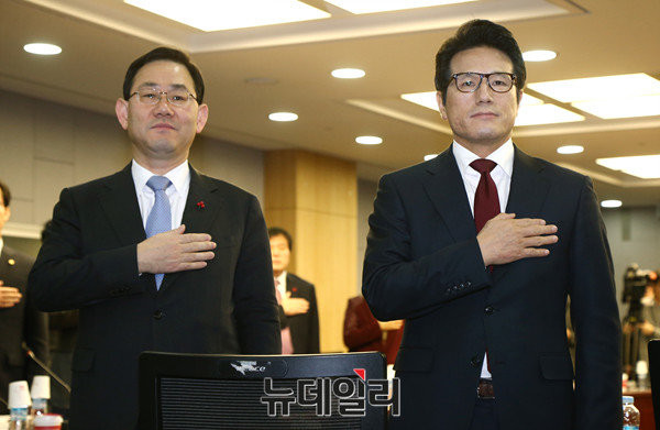 ▲ 바른정당 정병국 창당준비위원장과 주호영 원내대표가 국기에 대한 경례를 하고 있다. ⓒ뉴데일리 이종현 기자