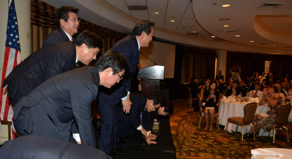 ▲ 바른정당 김무성 의원이 지난 2015년 7월 26일 미국 워싱턴DC 힐튼호텔에서 열린 한국전참전용사 리셉션에서 참전용사들에게 감사의 뜻으로 큰절을 하고 있다. ⓒ뉴시스 사진DB