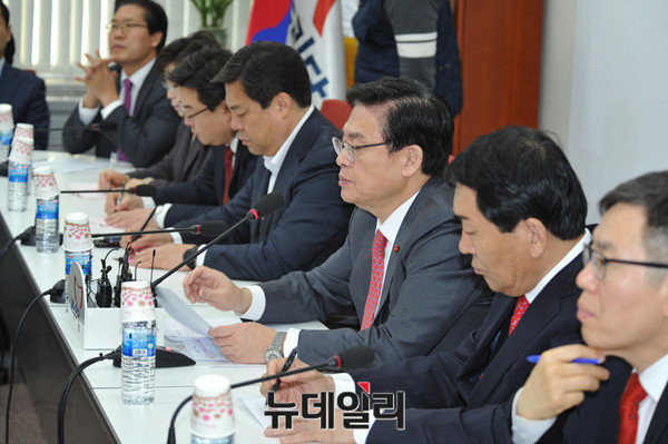 ▲ 새누리당 지도부가 설 전까지 대선 경선후보를 확정키로 한 더불어민주당을 비판했다. ⓒ뉴데일리 이종현 기자