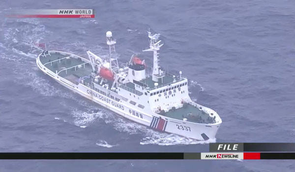 ▲ 日센카쿠 열도 인근 영해를 침범한 中공산당 해양국의 관공선. 中공산당은 2017년 1월 1일부터 매일 관공선을 보내 日영해를 침범하고 있다고 한다. ⓒ日관영 NHK 월드 관련보도 화면캡쳐