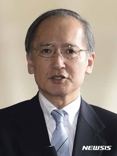 ▲ 부산 일본영사관 앞에 위안부 소녀상 설치 문제를 놓고 한국과 일본 사이의 갈등이 심화되고 있다. 사진은 나가미네 야스마사 주한 일본대사가 9일 오전 김포국제공항에서 일본으로 출국에 앞서 취재진의 질문에 답하고 있는 모습. 이날 나가미네 대사는 "부산 일본총영사관 앞 소녀상 설치는 매우 유감"이라고 밝혔다.ⓒ뉴시스. 무단전재 재배포 금지.