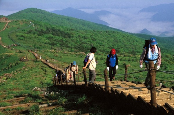 ▲ 소백산 비로봉을 오르고 있는 등산객들 모습.ⓒ공원 소백산 홈페이지