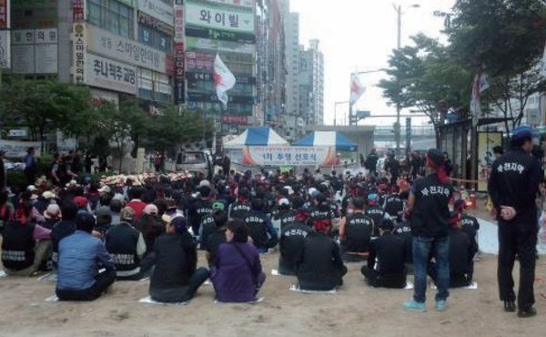 ▲ 2012년 부천시는 '노점 장점 허용구역제' 실시 계획을 밝혔지만 노점 상인들은 "노점을 말살하려는 정책"이라며 거세게 반발했다. ⓒ국민대통합위원회 자료 제공