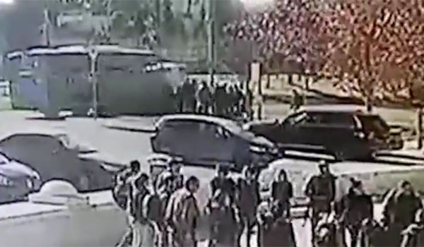 이스라엘 언론 '타임 오브 이스라엘'이 입수해 공개한, 트럭 테러 당시의 영상. 버스 앞에 트럭이 희미하게 보인다. ⓒ'타임 오브 이스라엘' 유튜브 채널 화면캡쳐