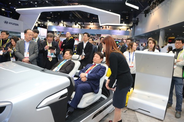 ▲ 권영진 대구시장은 지난 5일에서 8일까지 미국 라스베이거스에서 개최된 세계 최대 규모의 가전 전시회인 ‘CES(Consumer Electronics Show) 2017’ 현대모비스관에 들러 현장 체험을 하고 있다.ⓒ대구시 제공