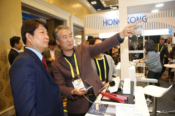 ▲ 권영진 대구시장은 전국 지자체 최초로 독자적으로 조성한 ‘대구공동관’에 참가한 ㈜알에프, ㈜아이티헬스등 16개 지역 기업들을 찾아 격려했다.ⓒ대구시 제공