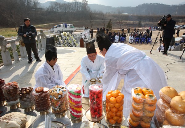 ▲ 류한우 단양군수(가운데)가 곡계굴 합동위령제에서 잔을 올리고 있다.ⓒ단양군