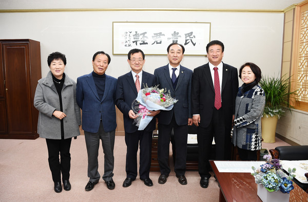 ▲ 김윤진 군위군의회 의원(왼쪽 세번째)가 경북 시군의회의장협이 주는 의정봉사대상을 수상했다.ⓒ군위군의회 제공
