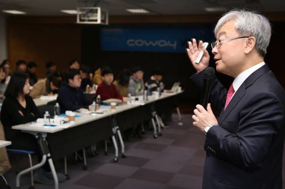 ▲ 코웨이는 지난 7일 코웨이 Wi School에 김석동 전 금융위원장이 특별 강연자로 나섰다고 9일 밝혔다.ⓒ코웨이