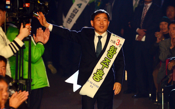 ▲ 7일 오후 광주 서구 김대중컨벤션센터 4층 컨벤션홀에서 열린 '국민의당 광주시당 당원 대표자 대회와 당대표 후보 합동연설회', 황주홍 후보가 입장하고 있다. ⓒ뉴시스 사진DB