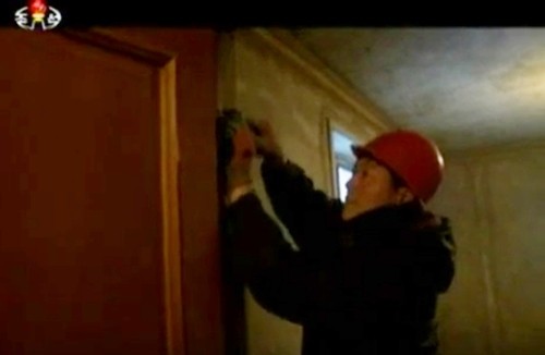 ▲ 러시아에 파견된 북한 노동자들이 현지인들과 패싸움을 벌여 북한 노동자 1명이 혼수상태에 빠진 것으로 알려졌다. 사진은 북한 '조선중앙TV' 선전영상 일부로, 일하고 있는 북한 노동자.ⓒ北선전매체 영상 캡쳐