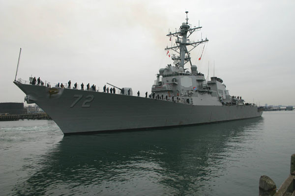 ▲ 지난 8일(현지시간) 호르무즈 해협을 통과하려다 무전에 응답하지 않고 접근하는 이란 이슬람혁명수비대 경비정을 향해 경고 포격을 가한, 美해군 이지스 구축함 '마한' 호. ⓒ위키피디아 공개사진.