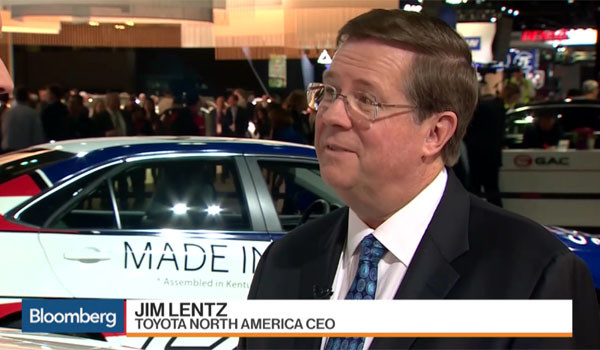 ▲ 짐 렌츠 도요타 북미 대표가 디트로이트 오토쇼에서 블룸버그 통신에 대미투자계획을 밝히고 있다. ⓒ블룸버그 통신 관련보도 화면캡쳐