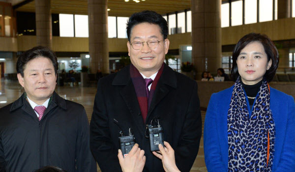 ▲ 지난 1월 4일 중국으로 가기 전 인천공항에서 취재진과 만난 송영길 더불어민주당 의원과 동료 의원들. ⓒ뉴시스. 무단전재 및 재배포 금지.