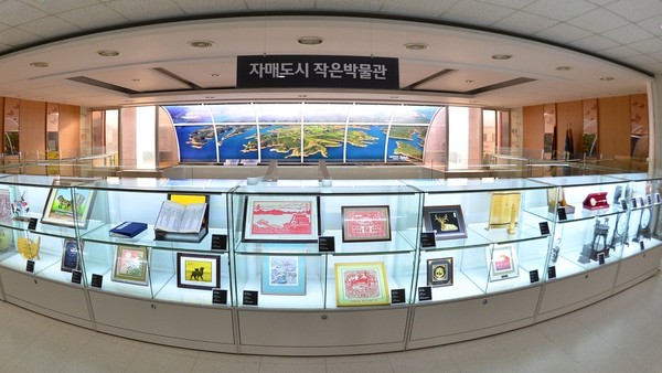 ▲ 제천시청 2층에 마련된 자매도시 기증품 전시관 모습.ⓒ제천시