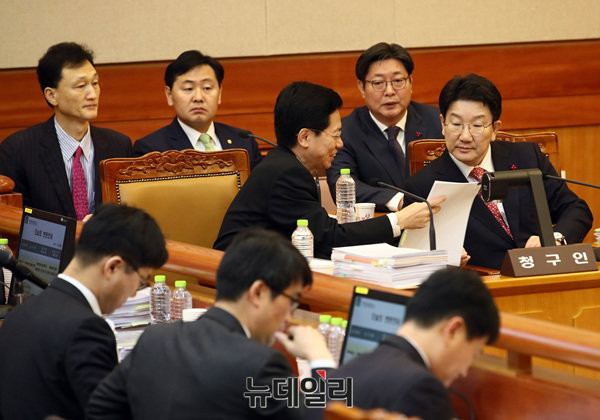 ▲ 국회 법사위원장으로 당연직 소추위원단장을 맡고 있는 바른정당 권성동 의원이 10일 오전 서울 중구 재동 헌법재판소에서 열린 박근혜 대통령 탄핵심판 3차 변론에 앞서 서류를 검토하고 있다. ⓒ사진공동취재단