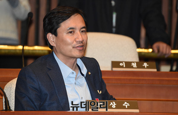 새누리당 김진태 의원이 10일 SNS를 통해 인명진 비상대책위원장이 당에서 나가야 한다고 주장했다. ⓒ뉴데일리 이종현 기자