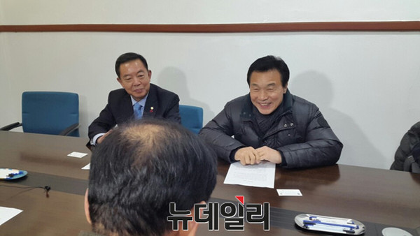 ▲ 손학규 전 민주당 대표가 10일 종로구 광장시장을 찾아 상인들과 대화를 나누고 있다. 좌측은 이찬열 의원. ⓒ뉴데일리 오창균