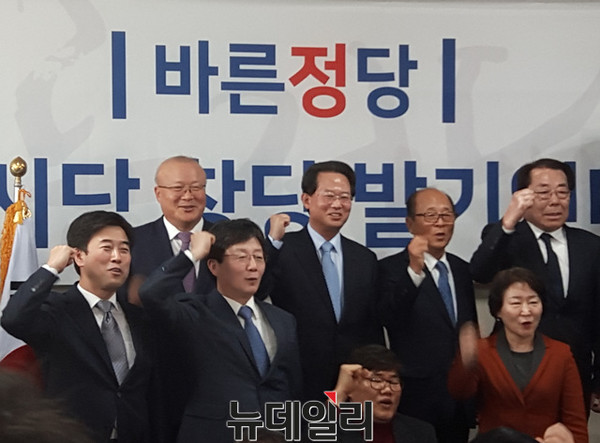▲ 바른정당 대구시당 창당을 위한 발기인대회가 2일 오후 유승민 의원 사무실에서 열린 가운데, 유승민 의원을 비롯한 창당준비위원장들이 파이팅을 외치고 있다. ⓒ뉴데일리DB