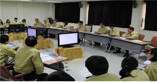 ▲ 조경규 환경부장관이 10일 금강유역환경청을 방문, 관계자들로부터 보고를 받고 있다.ⓒ금강유역환경청