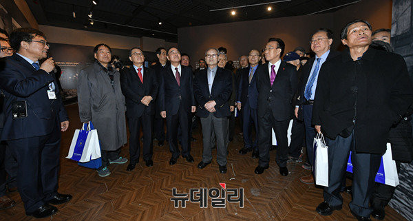 ▲ '기획전시'를 관람하는 참석자들. ⓒ뉴데일리 정상윤 기자