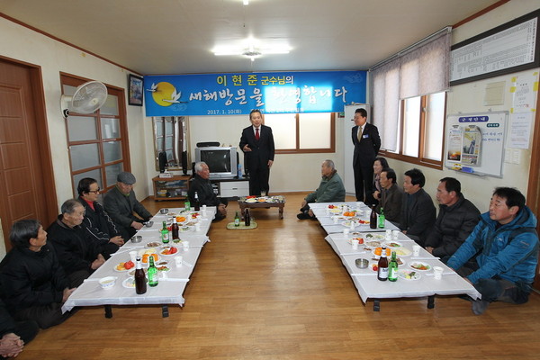 ▲ 이현준 예천군수가 10일 호명면을 찾아 지역민들과 대화시간을 갖고 있다.ⓒ예천군 제공